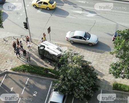 Пикап се обърна на една страна на Пещерско шосе! На място има линейка