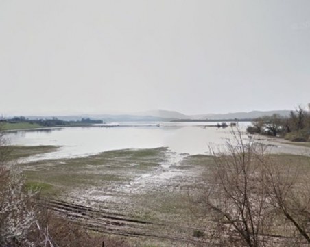 Рибар изчезна в язовир Ивайловград, издирват го