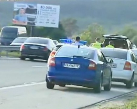 След стрелба и гонка, арестуваха шофьора на бежанци на АМ 