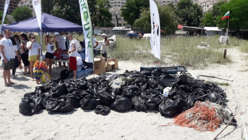 Доброволци чистиха плажове в Бургас и Варна, събраха 140 чувала