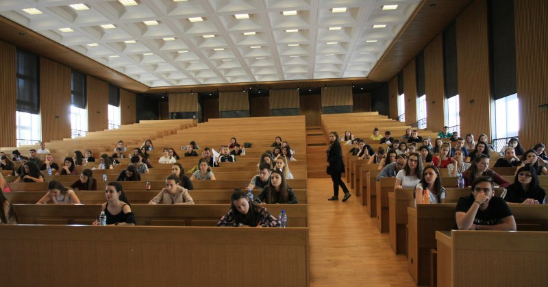 Кандидат-студентите на четири изпита в Софийски университет днес