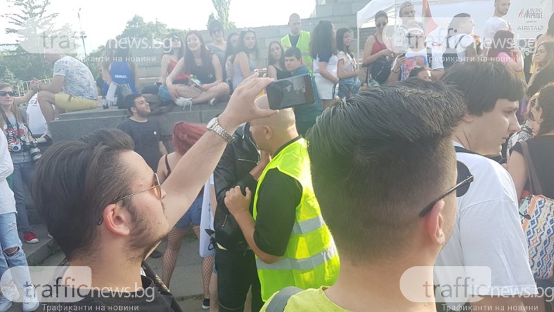 Опит за провокация на София Прайд! Полицаи изведоха мъж от тълпата