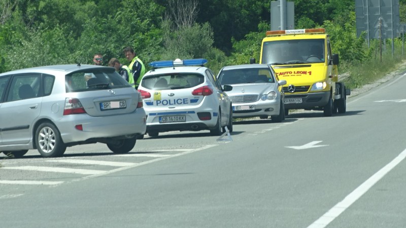 Полицай на мотор пострада при катастрофа край Кочериново