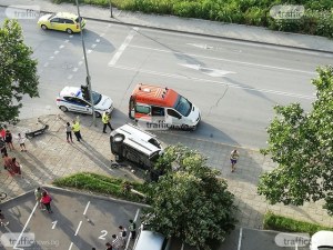 Дърво паднало върху паркирана кола след катастрофата на Пещерско