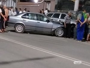 След дрифт в Столипиново: Шофьор се вряза в паркирани коли*