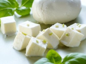 Предпочитат ли българите имитиращи продукти пред истинско сирене?