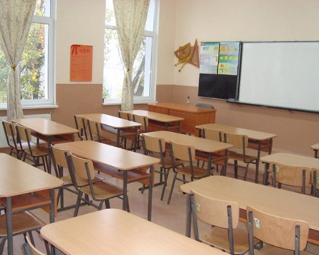 Край на двойните чинове в училище, класните стаи стават Г-образни