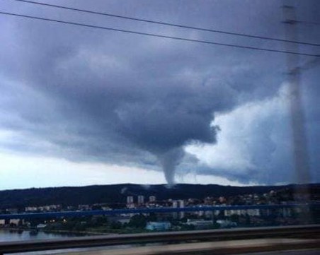 Торнадо се изви над Варна, силна буря удари морската ни столица