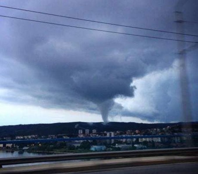 Торнадо се изви над Варна, силна буря удари морската ни столица