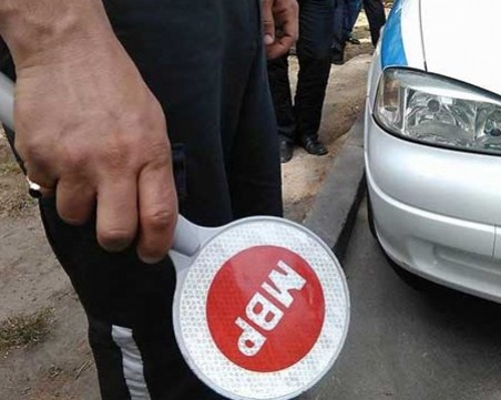 Пазарджиклия се опита да подкупи полицаи с левове и евро, озова се в ареста