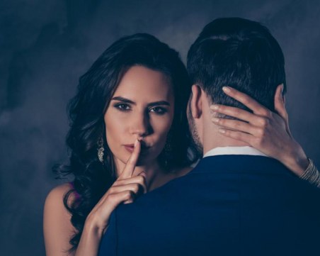 Пет признака, че партньорът ви иска да се вижда с други хора