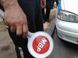 Пазарджиклия се опита да подкупи полицаи с левове и евро, озова се в ареста