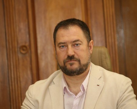 100 бона гаранция и Харалампиев излиза от килията. Родата събира парите