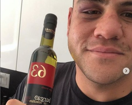 Багата утеши Тай Туиваса с бутилка българска ракия