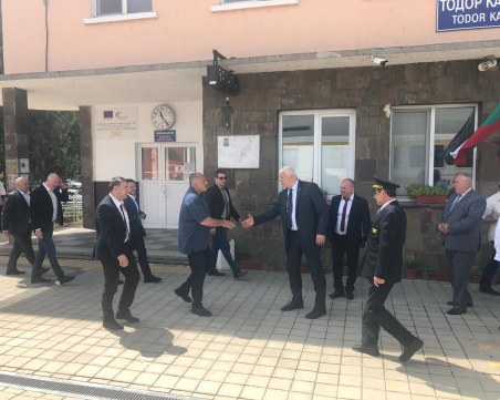 Бойко Борисов разгледа Интермодалния терминал край Пловдив
