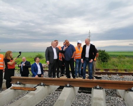 Борисов пак тръгна с джипа и трима министри, огледа жп трасе за скоростен влак – до 200 км/ч