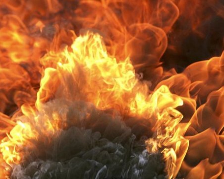 Джип се запали и взриви пред магазин на столичния бул. 