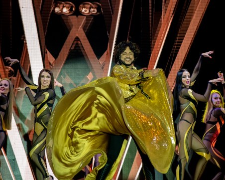 Филип Киркоров завъртя пловдивчани в цветна вихрушка, а те го обсипаха с цветя