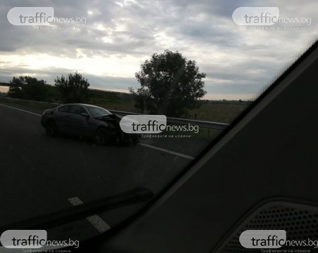 Катастрофирало БМВ затвори дясната лента на 