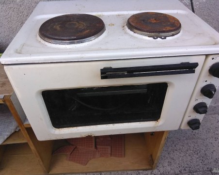 Мъж се натряска, метна печка през балкона и... преби улучения комшия