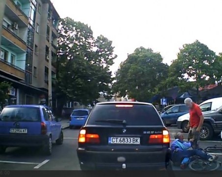 Мюсюлмански духовник повали с юмрук колоездач - щял да одраска колата му...