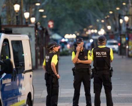 Нелепо и страшно! Майка прегази детето си, докато паркира