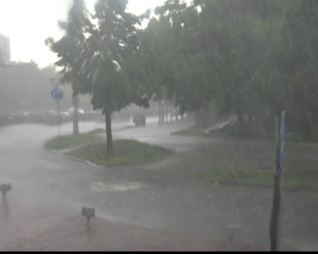 Синоптиците с предупреждение: Следобедни бури в Търново, Разград, Шумен