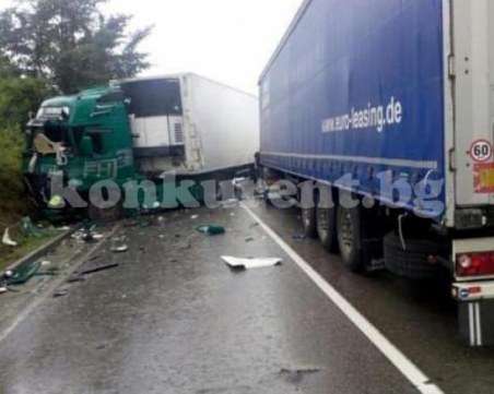Тежка катастрофа между два тира затапи международен път Е79