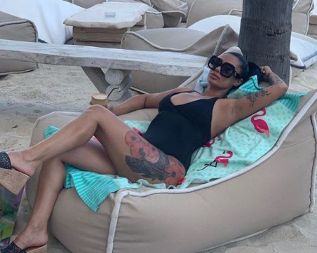 Топ хостеса от Пловдив събира загар на о-в Тасос