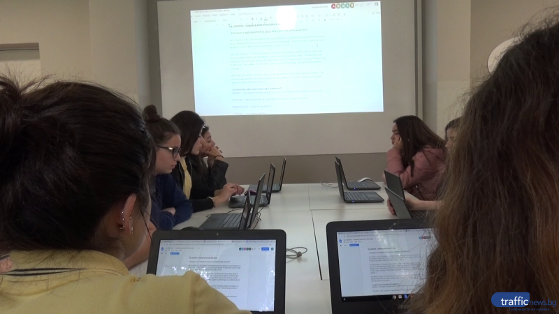 7 класа в 7 училища в Пловдив оставят хартията в миналото - обучават се с дигитални устройства