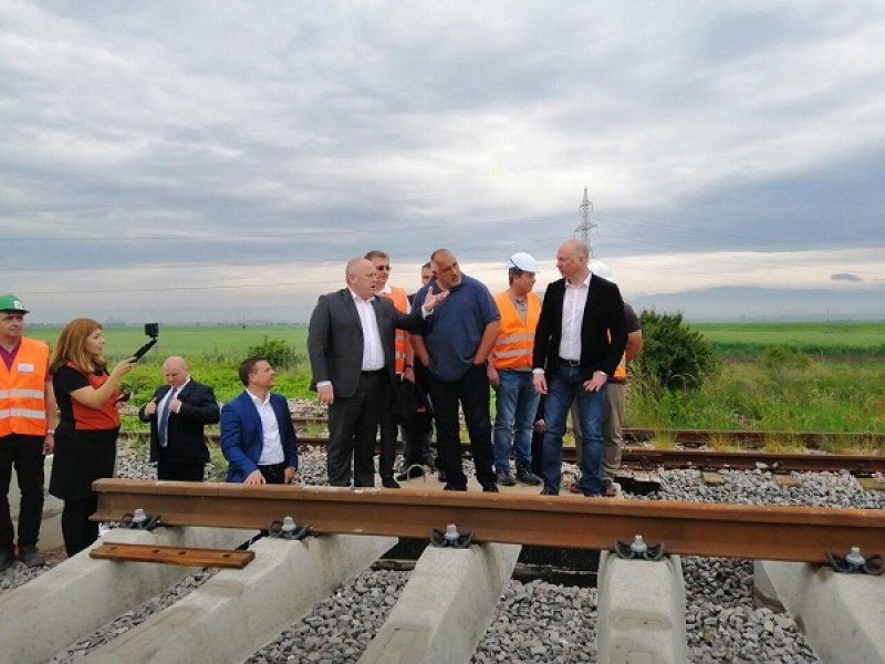 Борисов пак тръгна с джипа и трима министри, огледа жп трасе за скоростен влак – до 200 км/ч