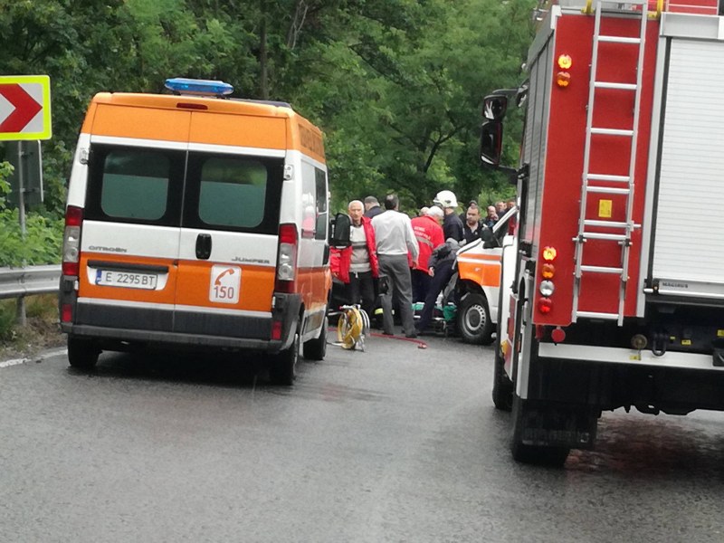 Линейка и кола катастрофираха на АМ 