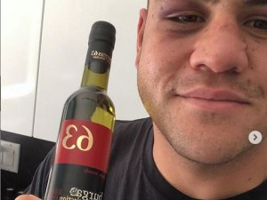 Багата утеши Тай Туиваса с бутилка българска ракия
