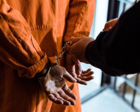 Българин в арест в Берлин – гаврил и насилвал 8-годишната си дъщеря!