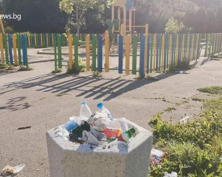 Бири, пълни памперси… Детска площадка или ароматно квартално сметище?