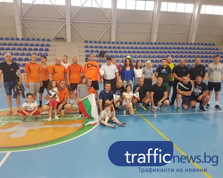 Нашите колеги не са убийци!, извикаха високо полицаи, докато ритаха топка