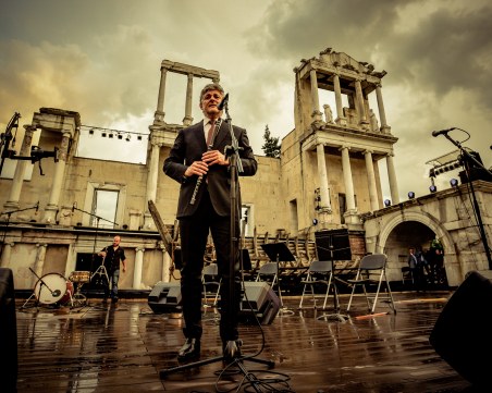 Песен и поезия въпреки дъжда, случва се само в Пловдив ФОТОГАЛЕРИЯ