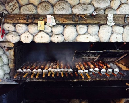 Поркис черпи! Две прасенца на пещ очакват чревоугодниците