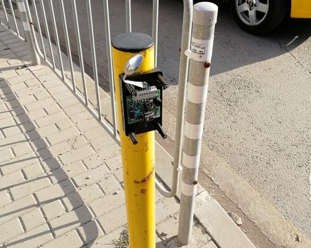 Ремонтират столичен бутон на светофар с... лъжица?