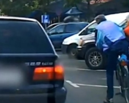 След подпиране на кола – шофьор нокаутира колоездач в Казанлък