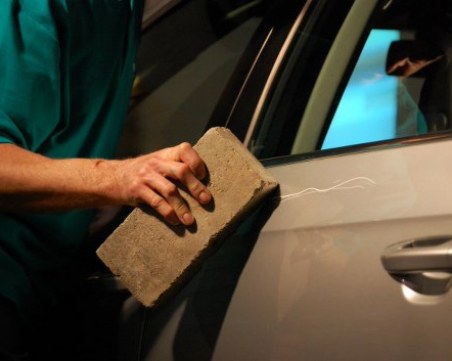 Вандали заляха колата на пловдивчанка с черна боя