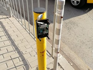 Ремонтират столичен бутон на светофар с... лъжица?