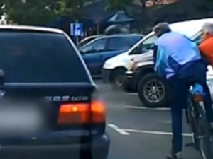 След подпиране на кола – шофьор нокаутира колоездач в Казанлък