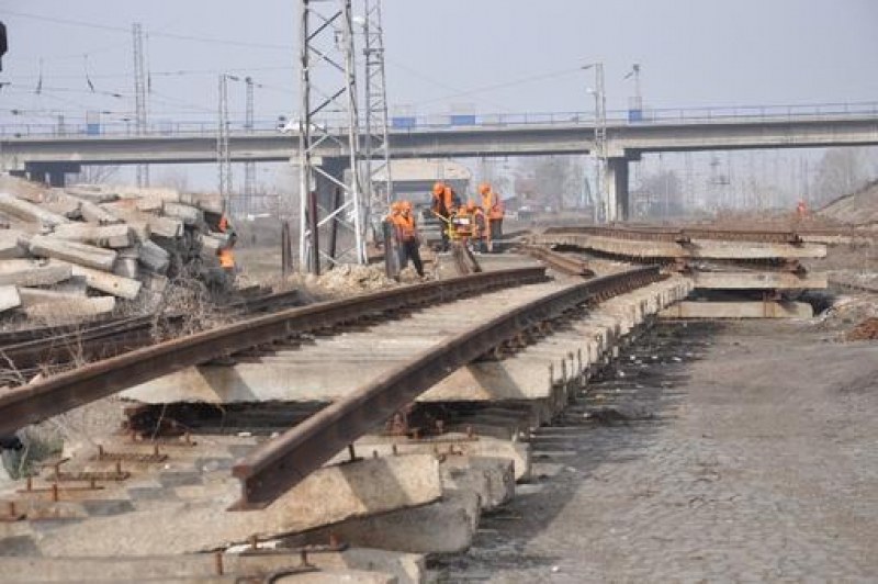 27-метрова ограда на жп надлез се откърти, две деца са в болница