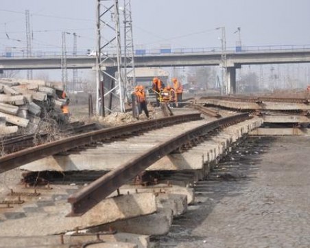 27-метрова ограда на жп надлез се откърти, две деца са в болница