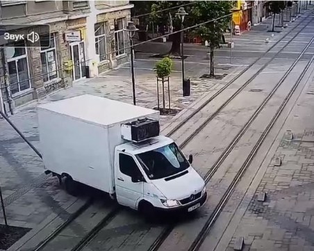 Бус връхлетя върху стълб на Графа и го събори!