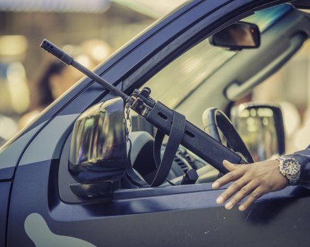 19-годишни размахват оръжия от кола, изкараха акъла на столичани