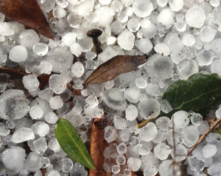 Адска буря с градушка наводни улиците на Кърджали