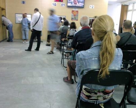 Е-правителство в действие: Да чакаш с часове, с дни за… столичния КАТ