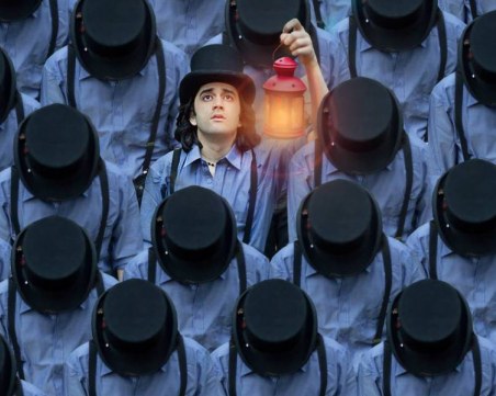 Скритите послания: Светът е безумен, а ние безумно безумни